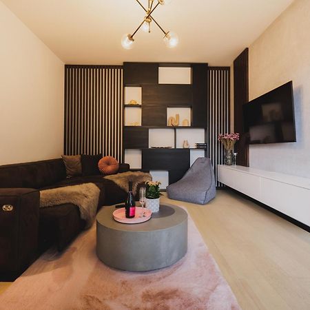 Rose Luxury Apartment & 24H Self Check-In With Private Parking Banská Bystrica Exteriör bild