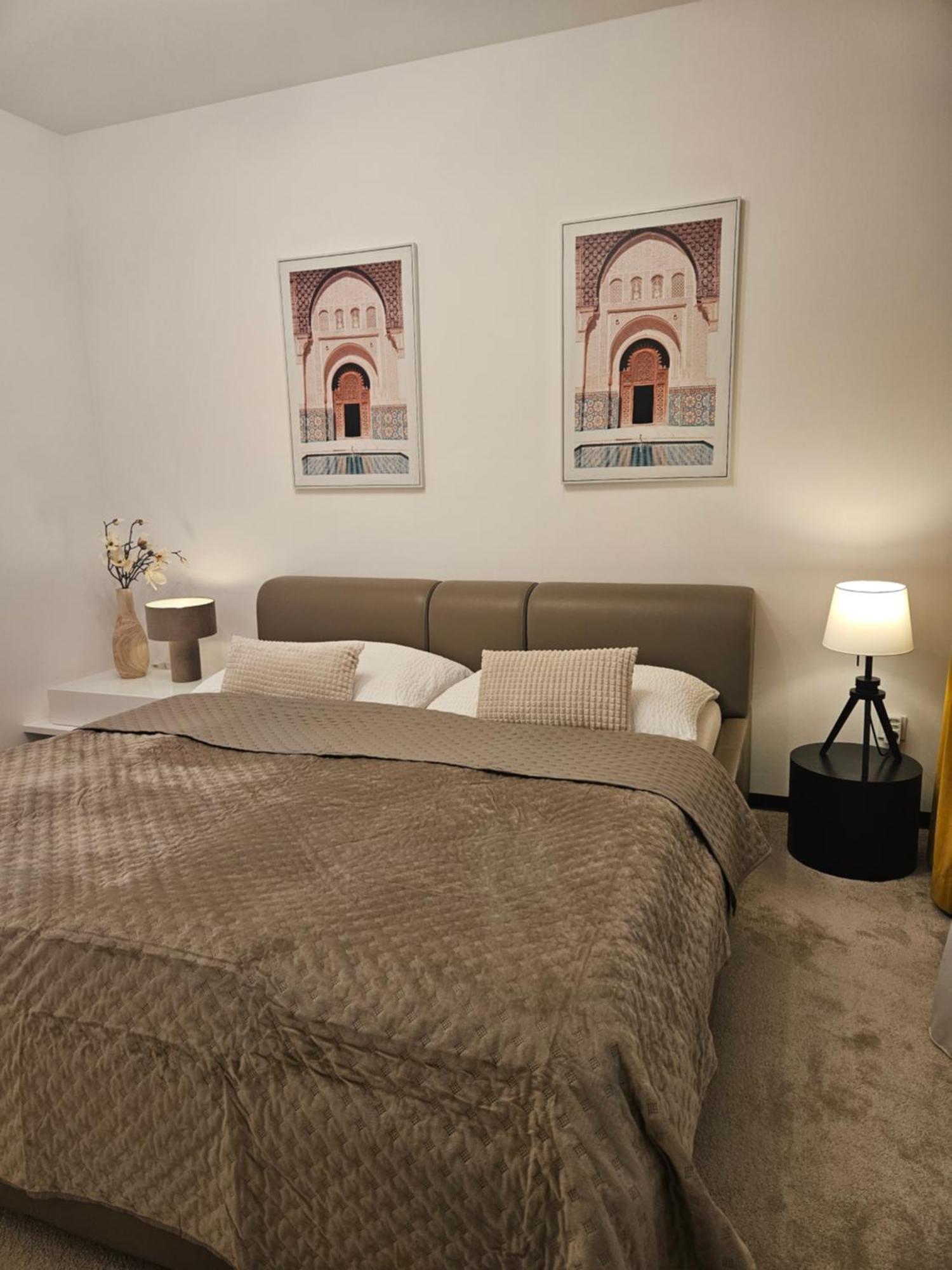 Rose Luxury Apartment & 24H Self Check-In With Private Parking Banská Bystrica Exteriör bild
