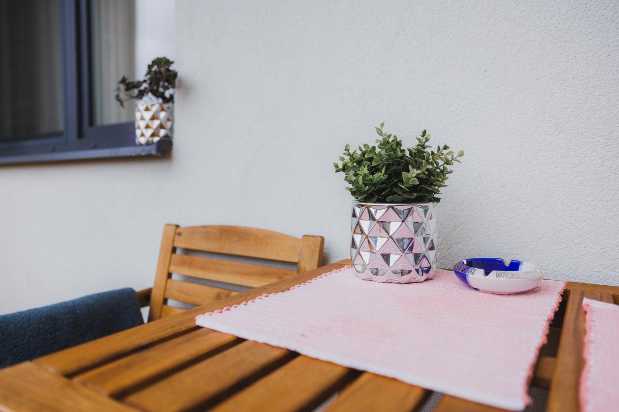 Rose Luxury Apartment & 24H Self Check-In With Private Parking Banská Bystrica Exteriör bild